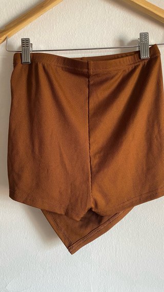 Falda pantalón marrón asimétrica