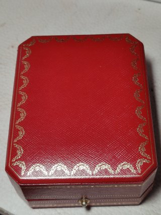 Elegante astuccio rosso di Cartier