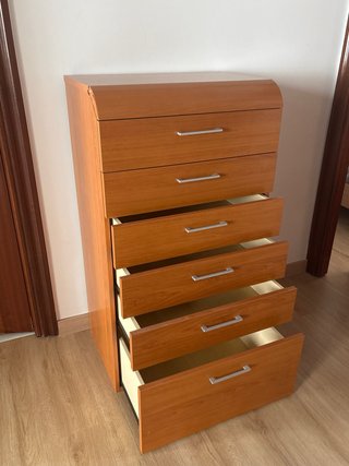 Cómoda de madera con 7 cajones