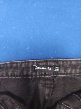 Falda Stradivarius negra botones