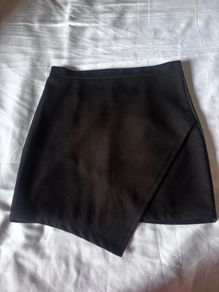 Falda negra corta