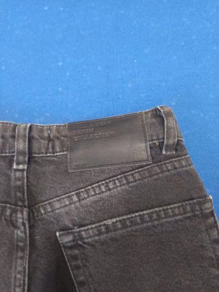 Pantalones vaqueros Pull&Bear negros con tachuelas