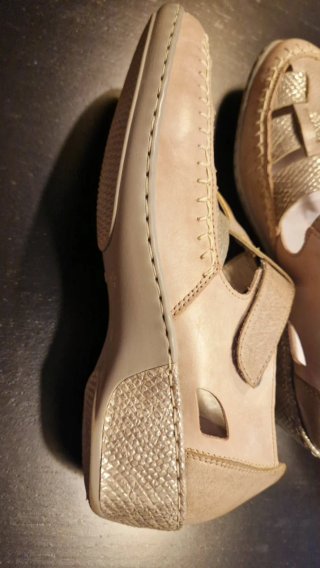 Sandalias Rieker Beige y Doradas de piel.
