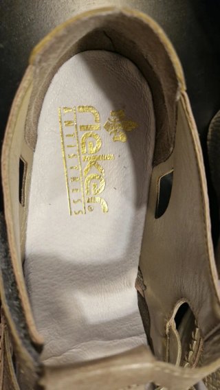 Sandalias Rieker Beige y Doradas de piel.