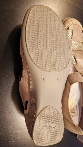 Sandalias Rieker Beige y Doradas de piel.