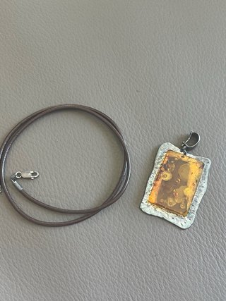 Colgante ámbar con correa de cuero