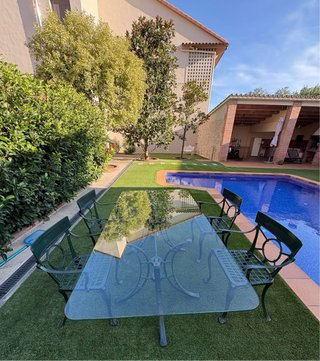Mesa cristal jardín con 6 sillas metálicas