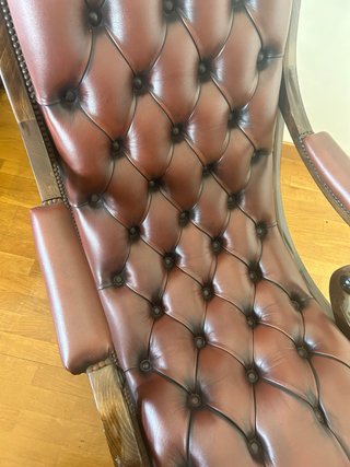 Divano in pelle marrone con pouf