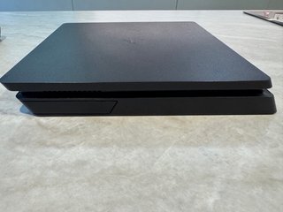 PS4 Slim Negra + 2 Mandos + Juegos