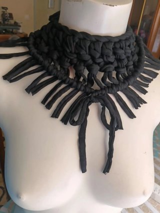 Gargantilla gótica artesanal negra