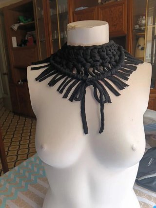 Gargantilla gótica artesanal negra