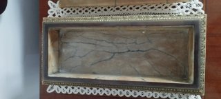 Joyero de mármol con detalles dorados
