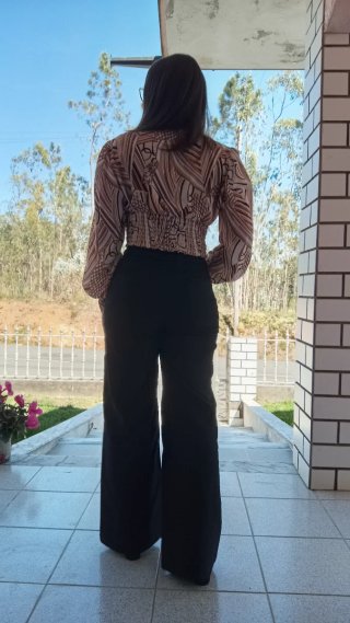 Blusa estampada bege e castanho