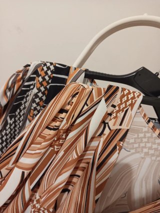 Blusa estampada bege e castanho