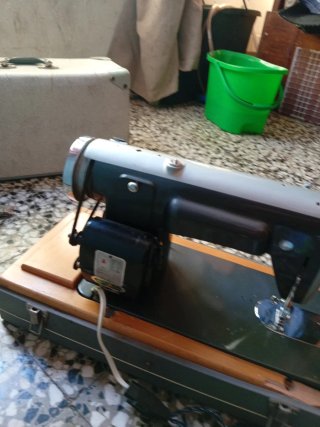 Máquina de coser Brother antigua