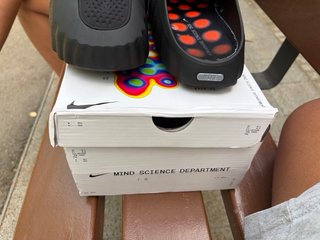 NIKE MIND Zuecos Negros