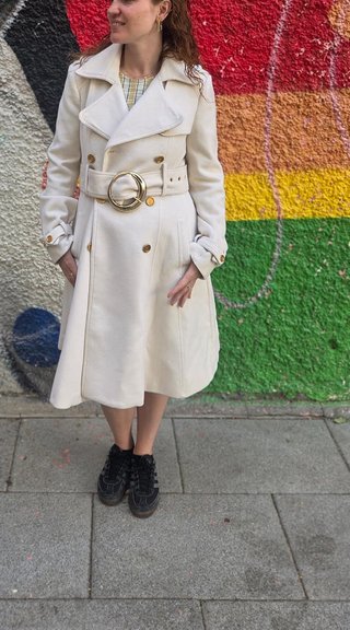 Abrigo estilo trench blanco con cinturón dorado