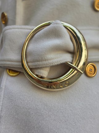 Abrigo estilo trench blanco con cinturón dorado
