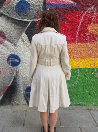 Abrigo estilo trench blanco con cinturón dorado