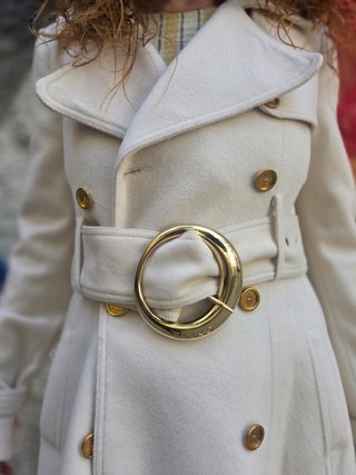 Abrigo estilo trench blanco con cinturón dorado