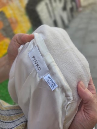 Abrigo estilo trench blanco con cinturón dorado