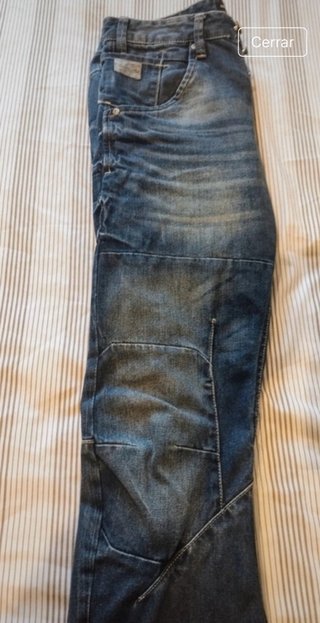 Pantalón tejano desgastado