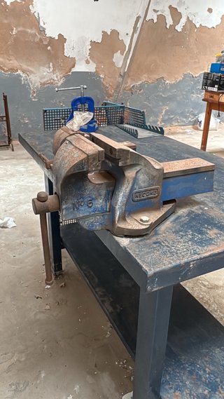 Mesa de trabajo metálica robusta