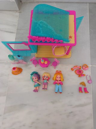 Kookyloos Beach Club con figuras