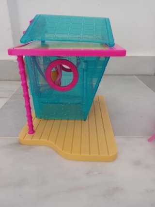 Kookyloos Beach Club con figuras