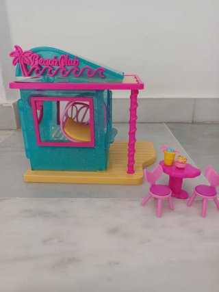 Kookyloos Beach Club con figuras