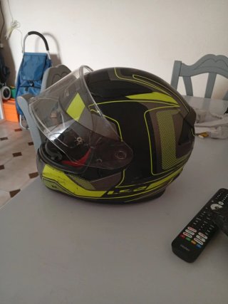 Casco de moto LS2 negro y amarillo