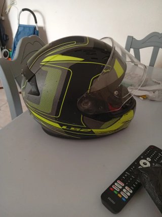 Casco de moto LS2 negro y amarillo