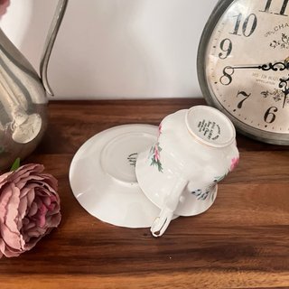 Taza y plato Royal Albert porcelana floral