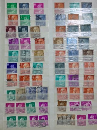 COLECCIÓN FILATÉLICA DE APROX 2.000 SELLOS MUNDO