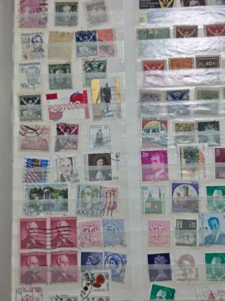 COLECCIÓN FILATÉLICA DE APROX 2.000 SELLOS MUNDO