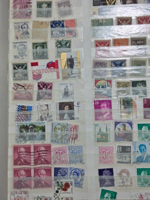 COLECCIÓN FILATÉLICA DE APROX 2.000 SELLOS MUNDO
