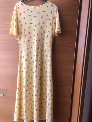 Vestido floral Mango talla S. Tejido elástico.