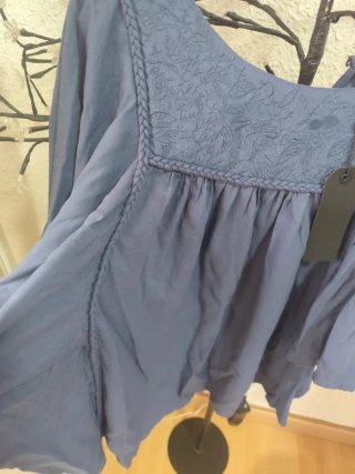 Camiseta azul con volantes