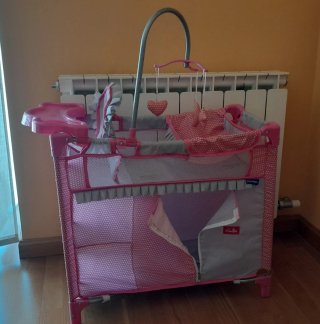 Cuna de juguete con accesorios