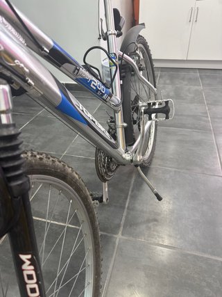 Bicicleta gris con detalles azul y negro