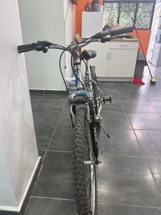 Bicicleta gris con detalles azul y negro