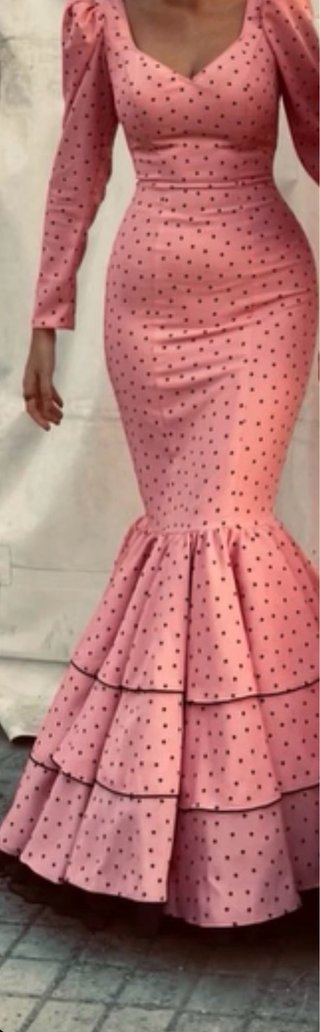 Traje de Flamenca rosa lunares negros.