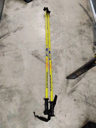 Esquís más bastones