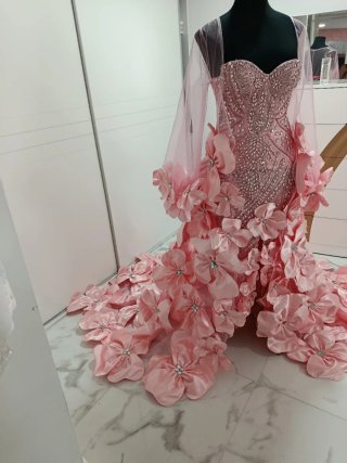 Bata rosa con flores y pedrería
