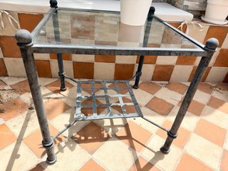 Mesa auxiliar exterior forja y cristal