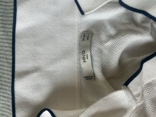 Camiseta blanca cuello polo