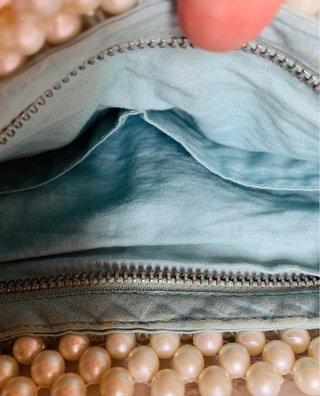 Bolso de mano con perlas.