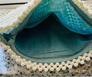 Bolso de mano con perlas.