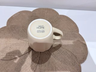 Taza con flores rosas y blancas