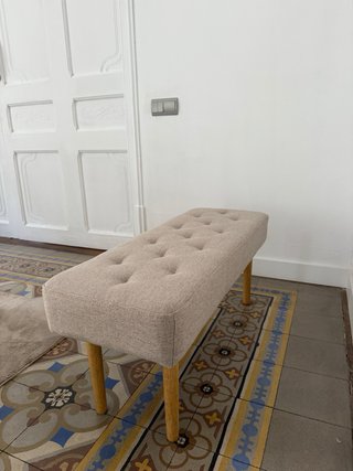 Banca tapizada beige/gris con patas de madera